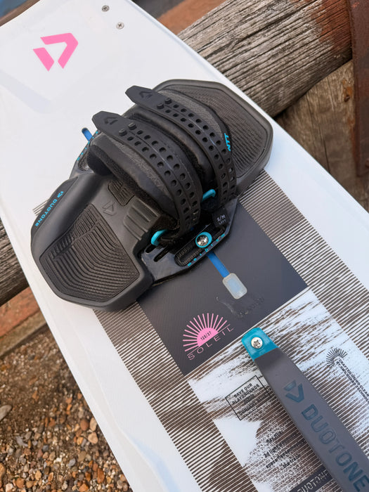 Duotone Soleil Ladies kiteboard 128/37cm with Entity straps