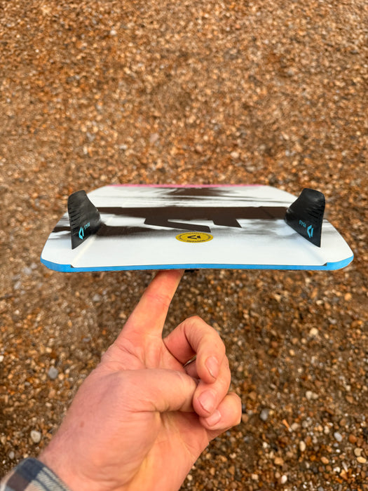 Duotone Soleil Ladies kiteboard 128/37cm with Entity straps