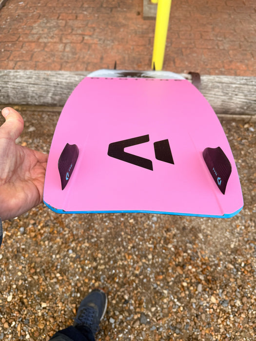 Duotone Soleil Ladies kiteboard 128/37cm with Entity straps