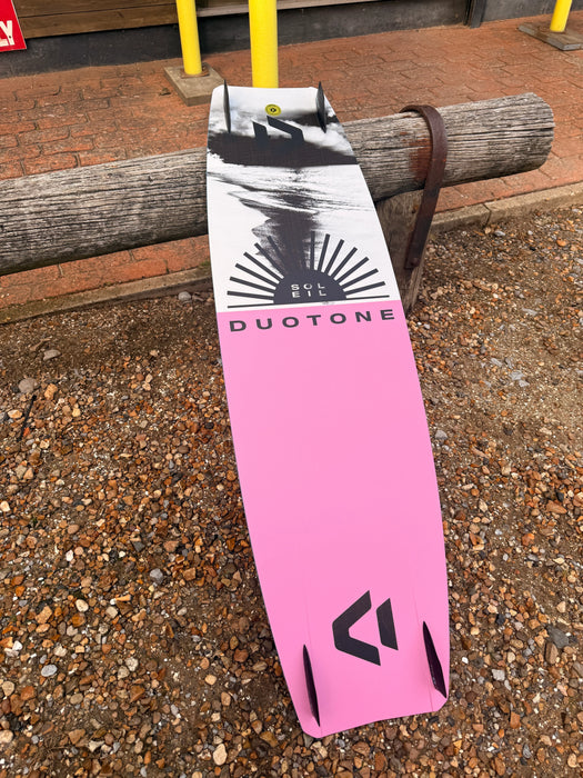 Duotone Soleil Ladies kiteboard 128/37cm with Entity straps