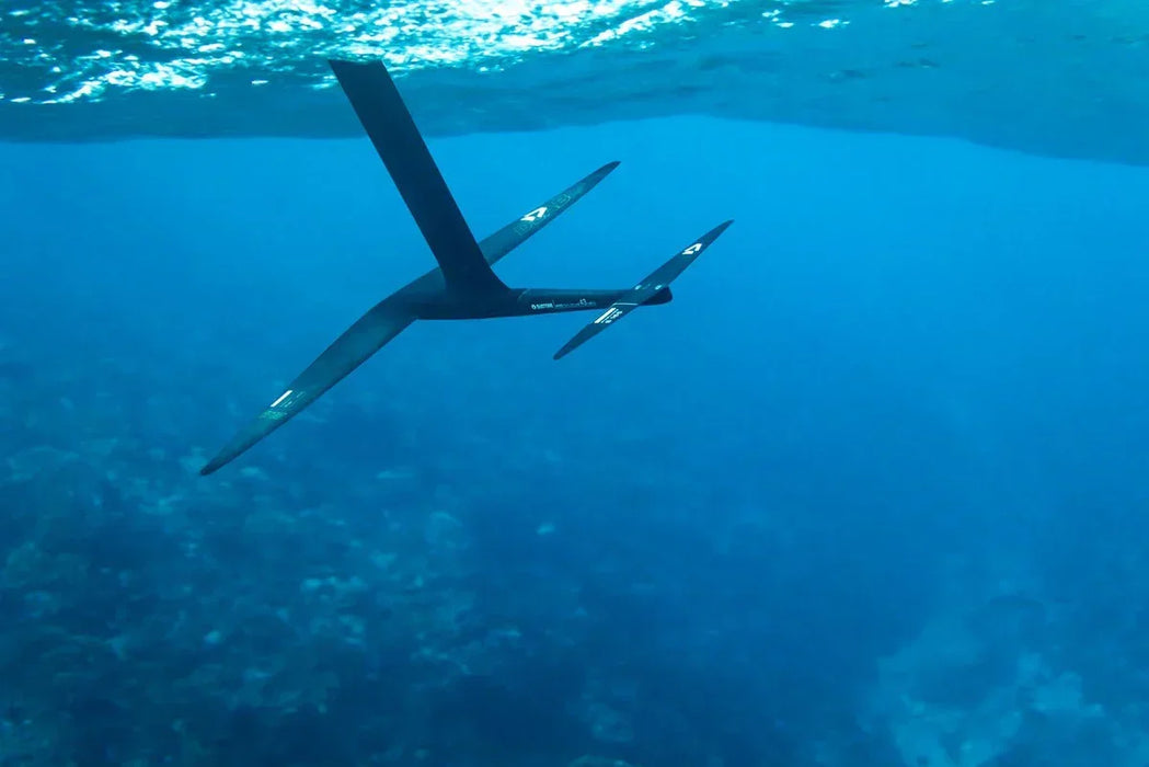 Duotone front wing Crest D/LAB hydrofoil in black carbon underwater