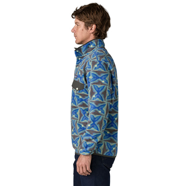 Patagonia Lightweight Synchilla Snap-T fleece in Forge Grey, collar detail