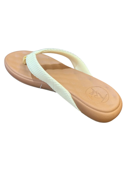 Reef ladies pale banana flip flop with textured strap and tan cushioned sole
