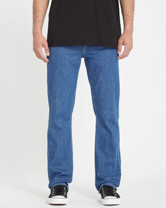 Volcom Solver jeans bold blue, straight fit, modeled with black top and trainers